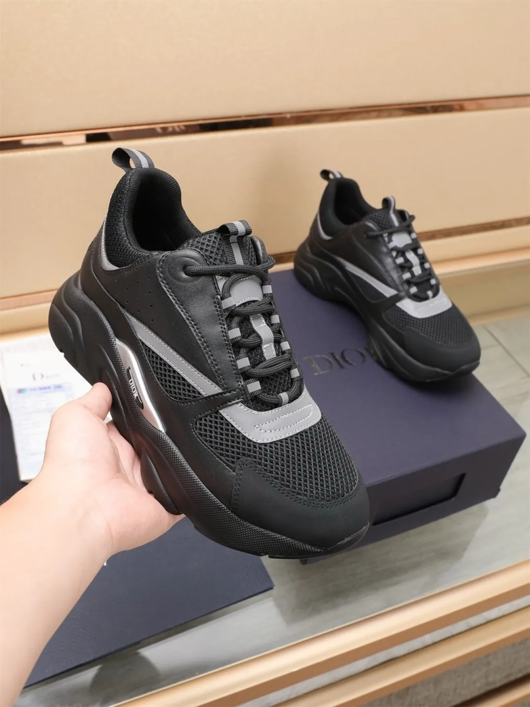 Men's shoes 💰P460💰【Dior】Dior✨ is online at the same time👏 This casual sneaker is a new product in the series and continues Di*r's classic style. The upper is made of original mesh and cow leather, with a two-color textured outsole, and the brand's iconic details on the rear collar and heel to enhance the style. Fashionable and versatile. Wear it with jeans or slacks for a casual look. Size: 38-44 (45 customized)